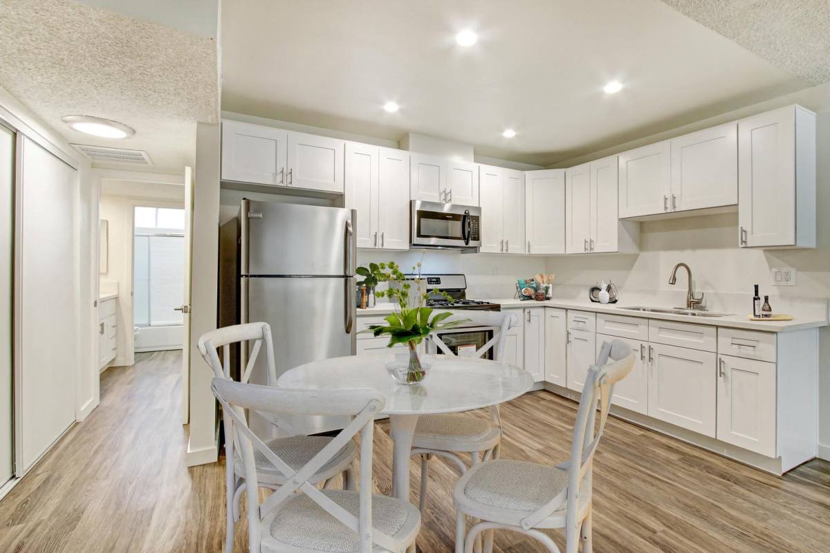 Apartment for rent at 21205 Roscoe Blvd, Canoga Park, CA 91304