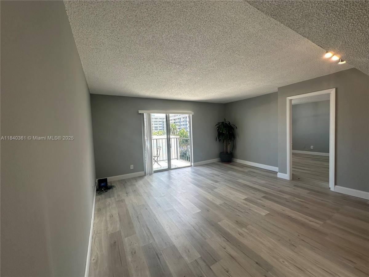Apartment for rent at 899 W Ave #6F, Miami Beach, FL 33139