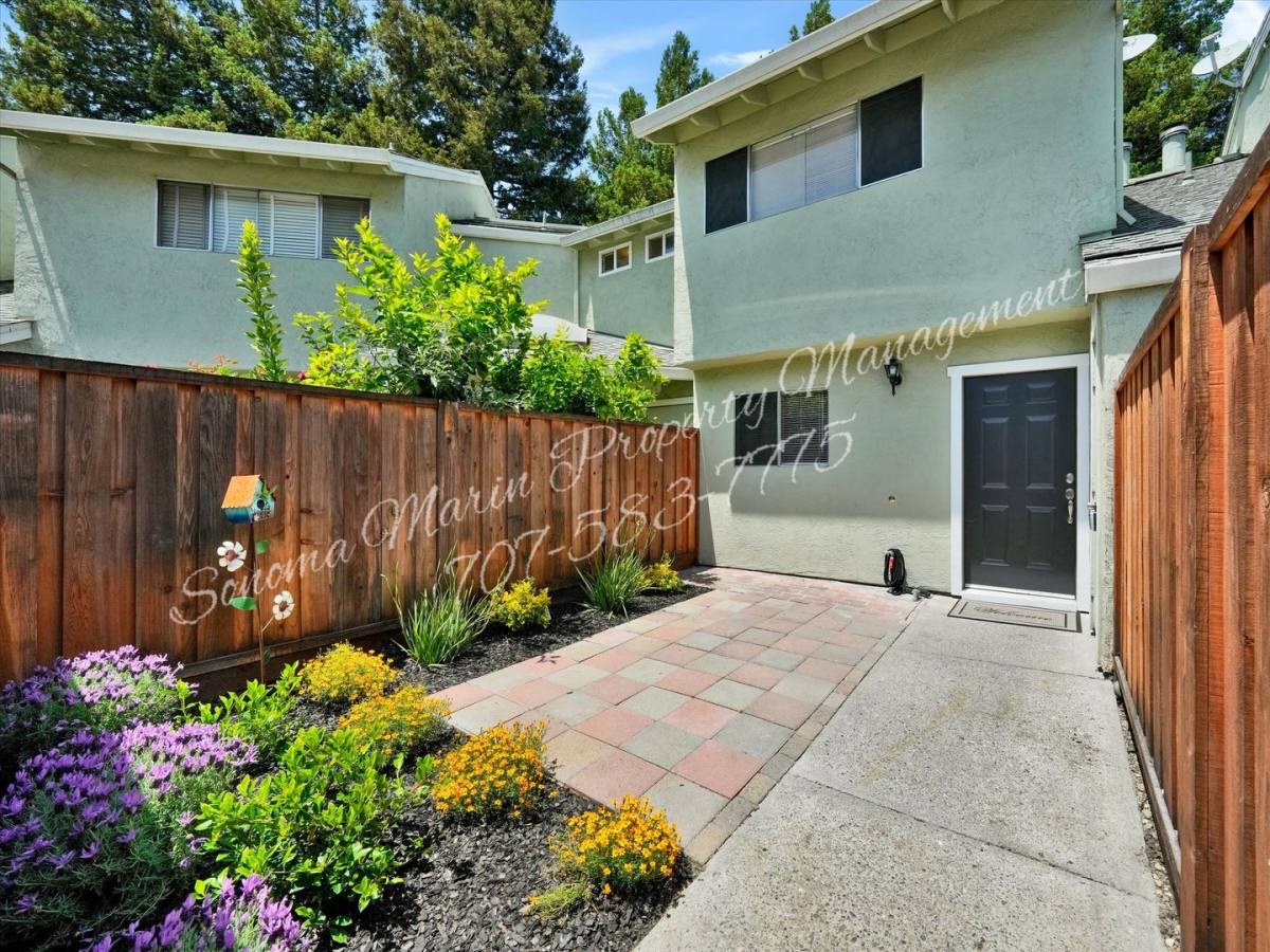 Townhouse for rent at 576 Racquet Club Circle, Rohnert Park, CA 94928