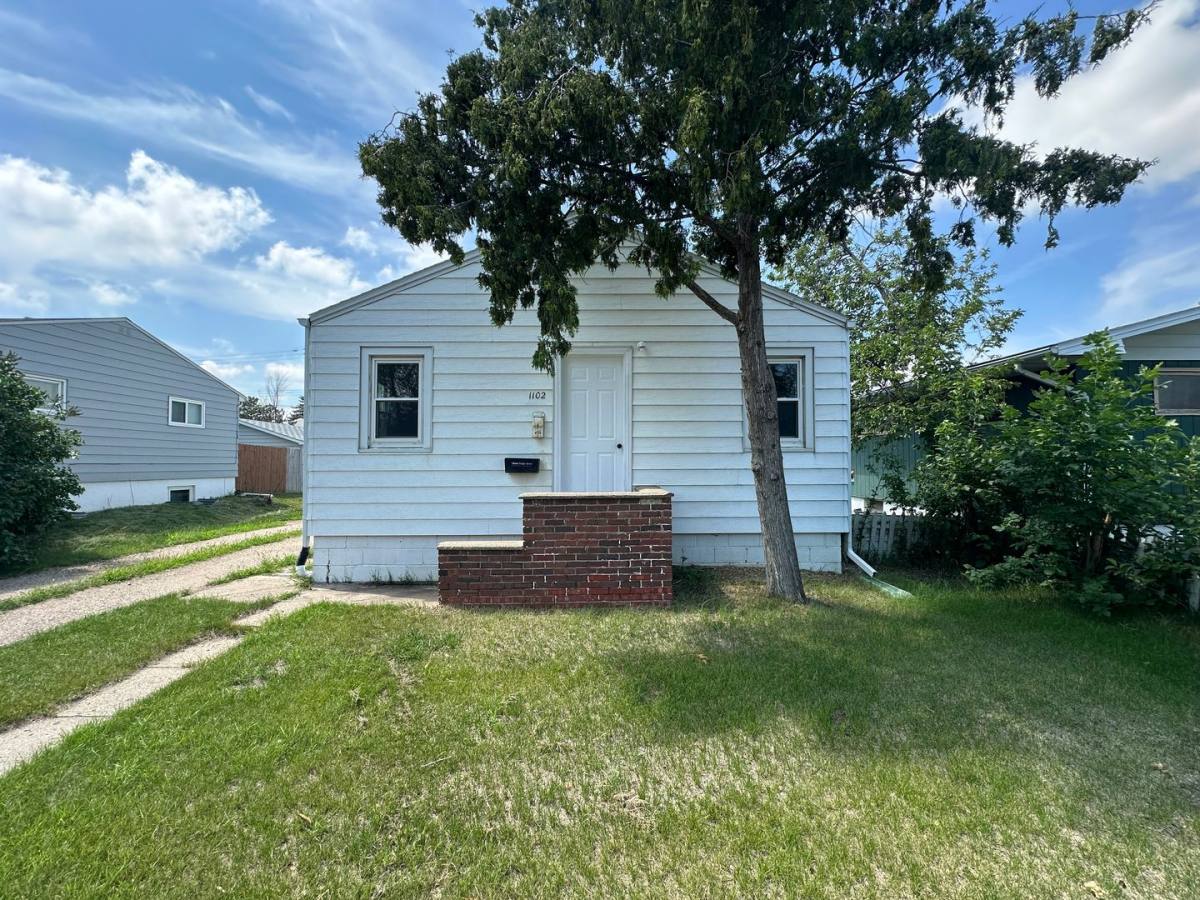 1102 6th St SW, Minot, ND 58701