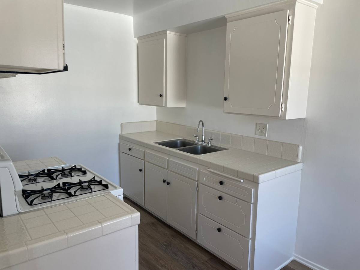 Apartment for rent at 11644 Acacia Ave, Hawthorne, CA 90250