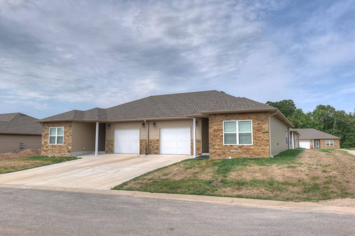 Apartment for rent at 626 Pineview St, Neosho, MO 64850