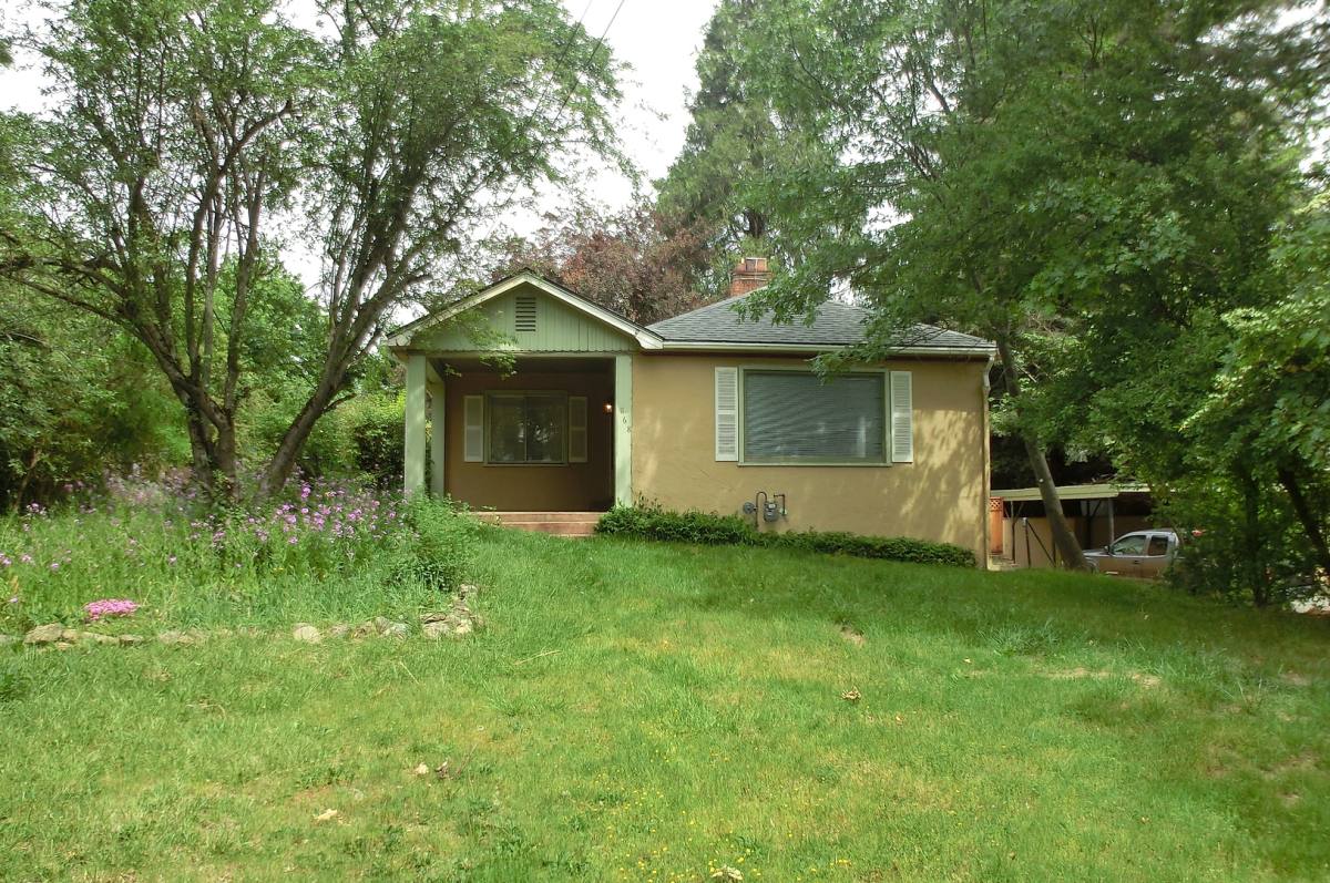 House for rent at 868 NE A St, Grants Pass, OR 97526