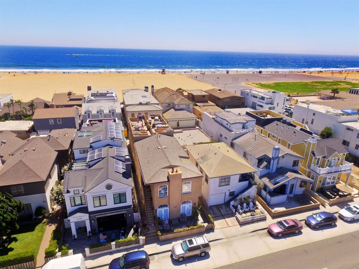 Townhouse for rent at 1229 W Balboa Blvd, Newport Beach, CA 92661