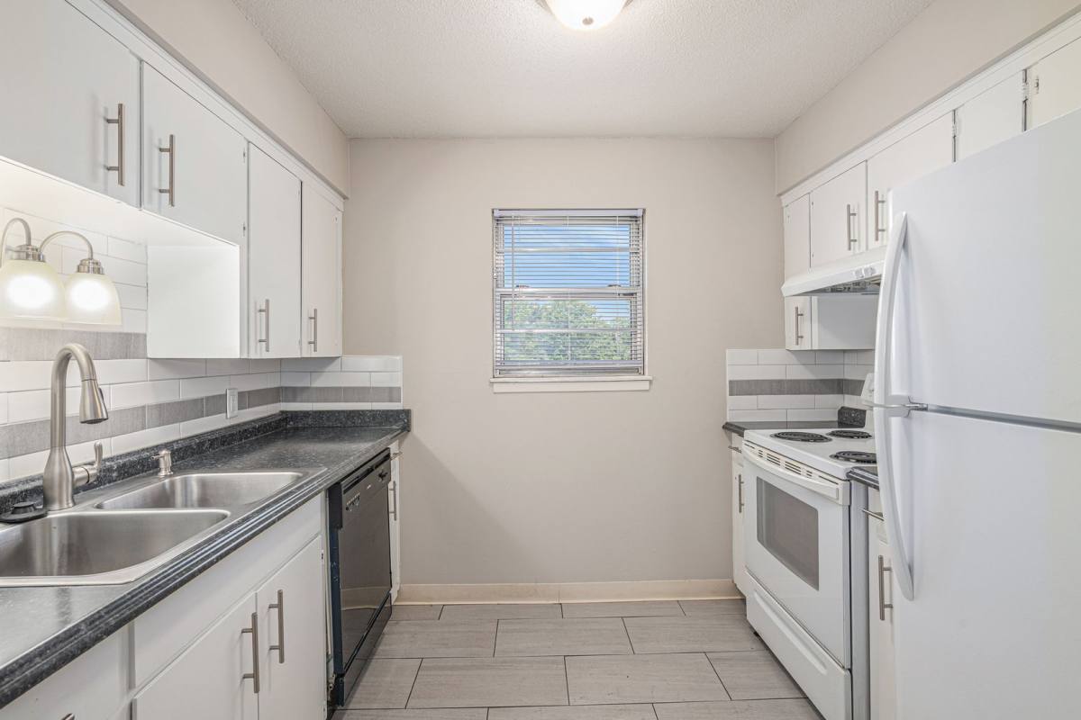 Apartment for rent at 12500 E 40th St S, Independence, MO 64055