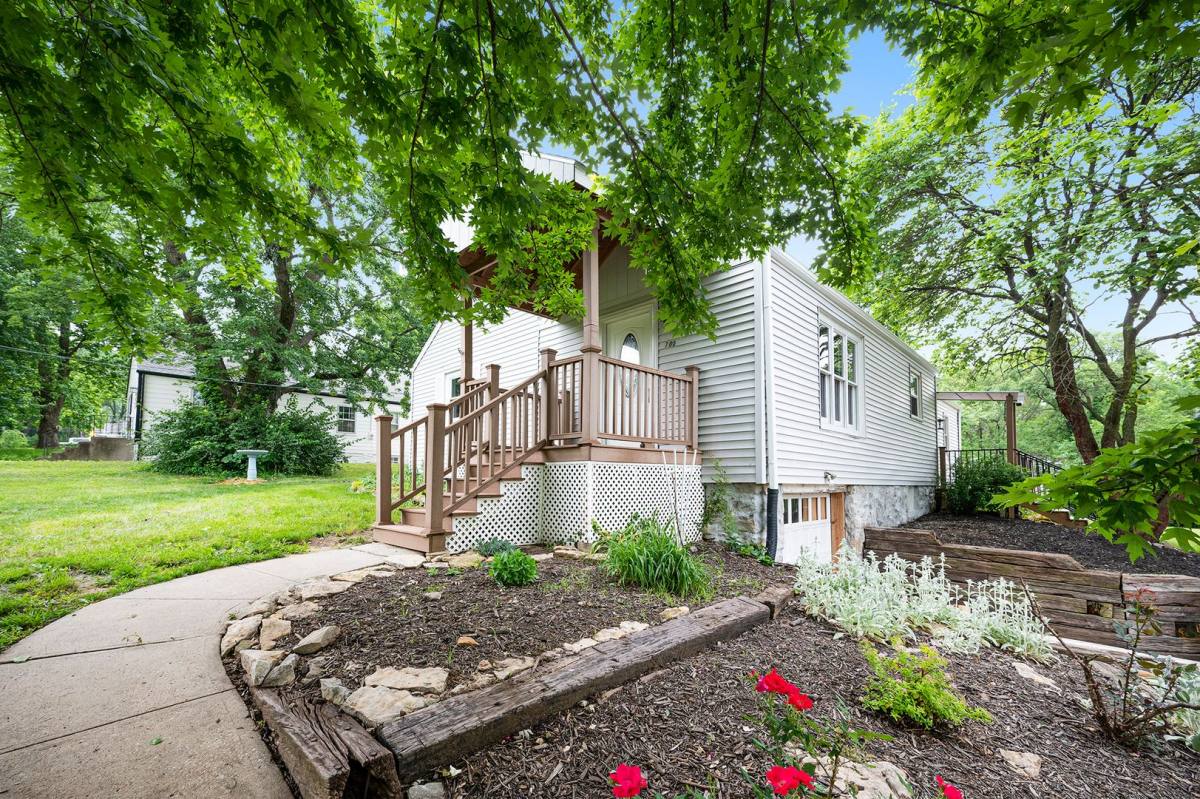 House for rent at 705 NE Lindbergh Dr, Kansas City, MO 64118