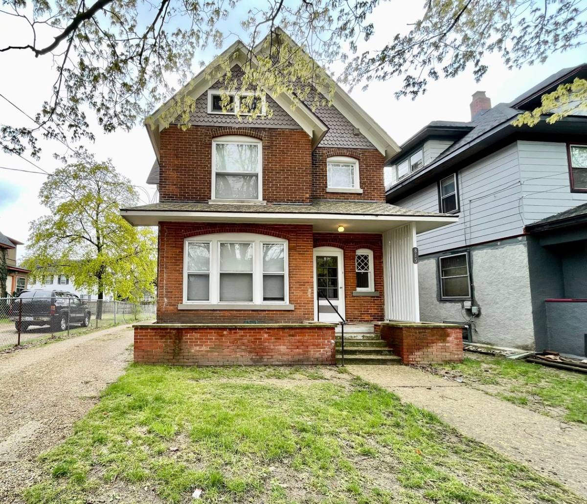 Apartment for rent at 815 W Walnut St, Kalamazoo, MI 49007