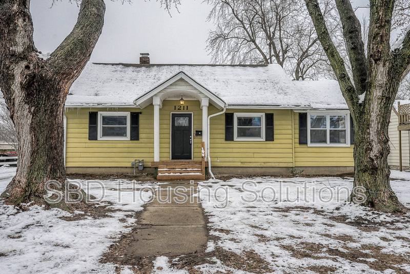 House for rent at 1211 S Maywood Ave, Independence, MO 64052