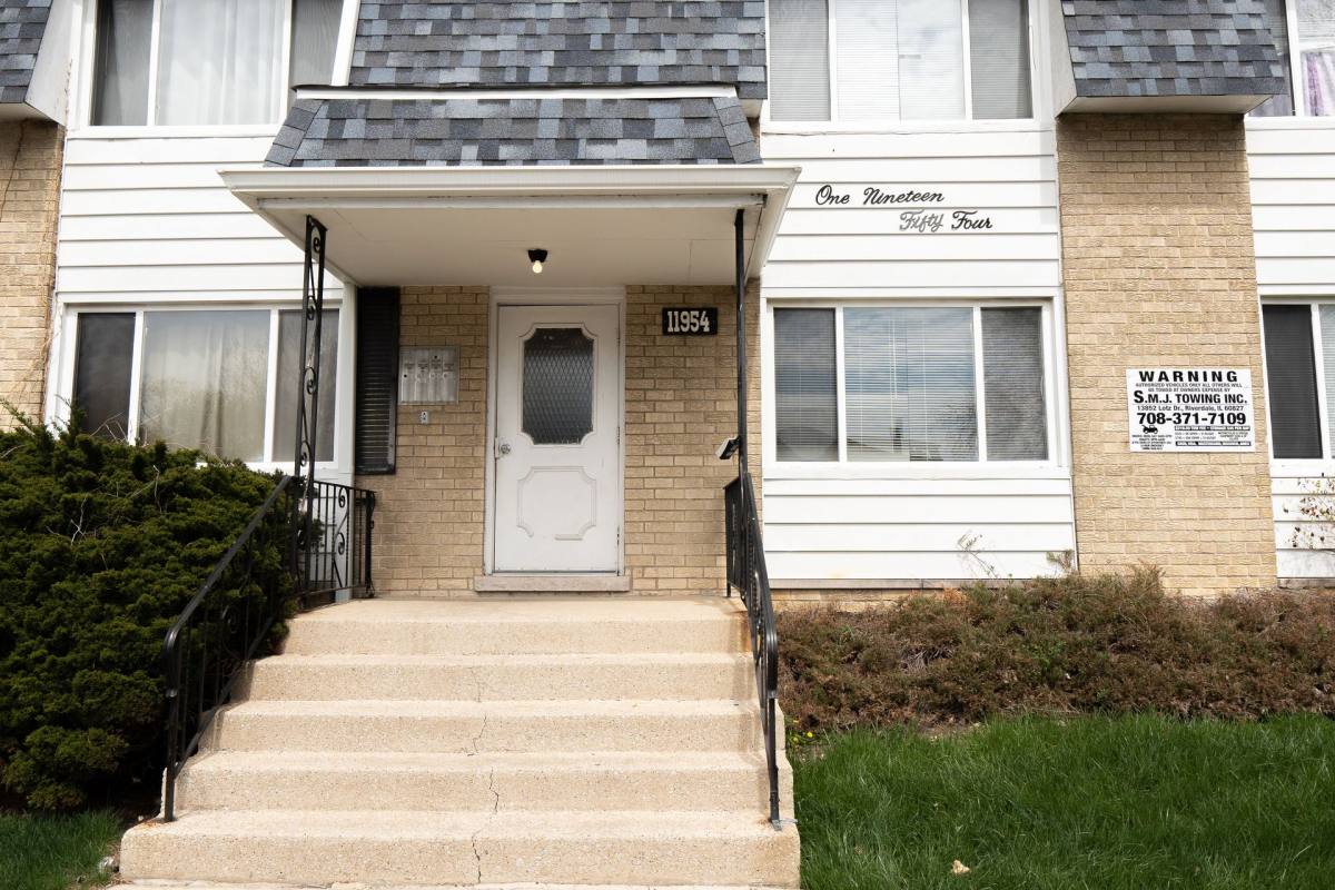 Apartment for rent at 11954 S Kildare Ave, Alsip, IL 60803