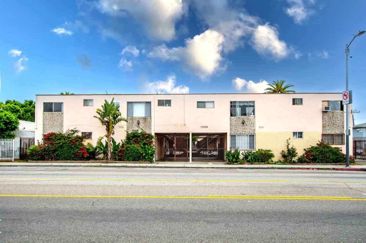 Apartment for rent at 10520 S Figueroa St, Los Angeles, CA 90003