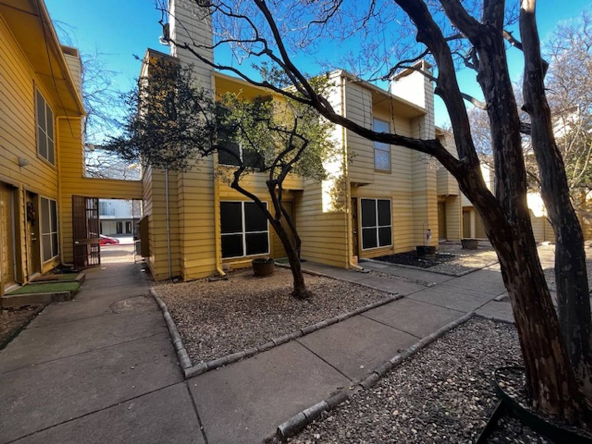 Townhouse for rent at 2016 N Prairie Ave, Dallas, TX 75204