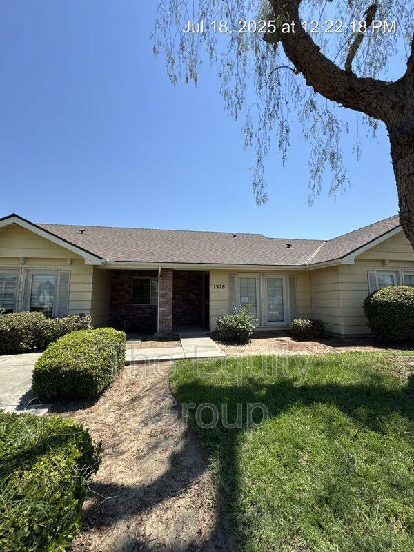 Apartment for rent at 1328 S Rossmoor, Visalia, CA 93277