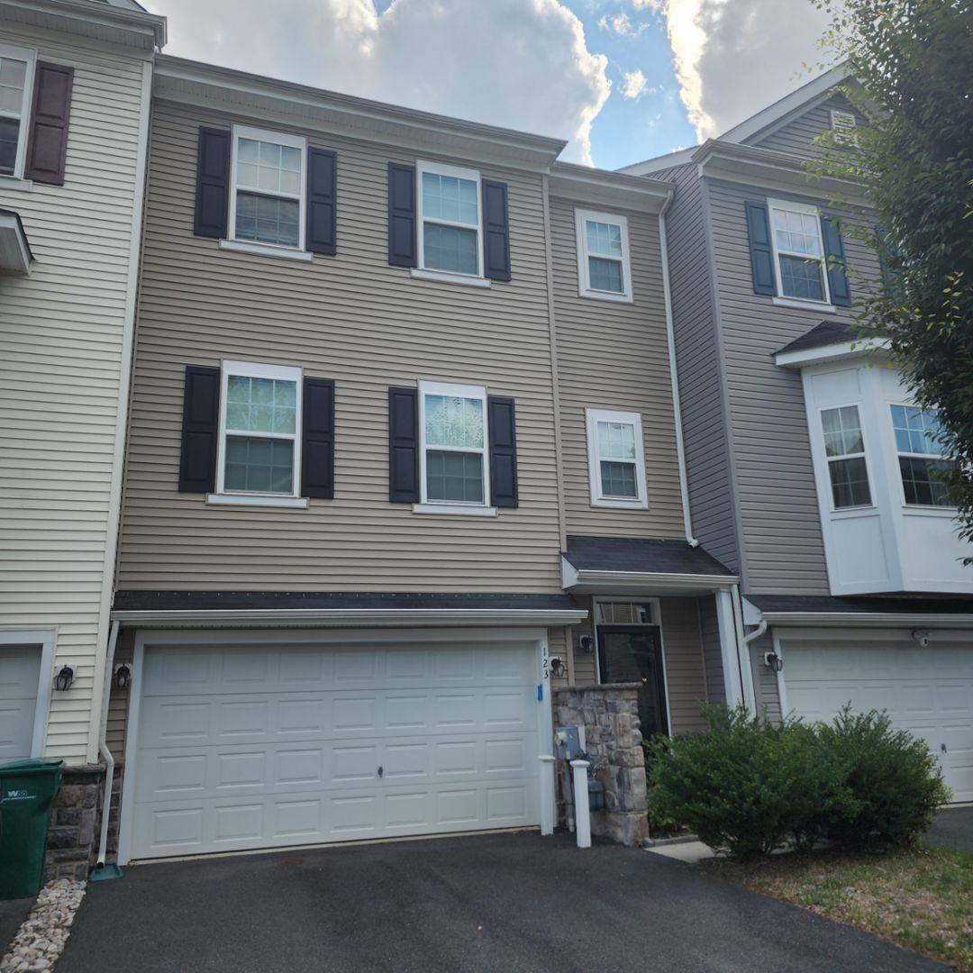 Townhouse for rent at 123 Lorraine Dr, New Castle, DE 19720