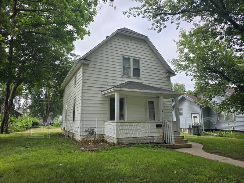 House for rent at 833 Dawson St, Waterloo, IA 50703