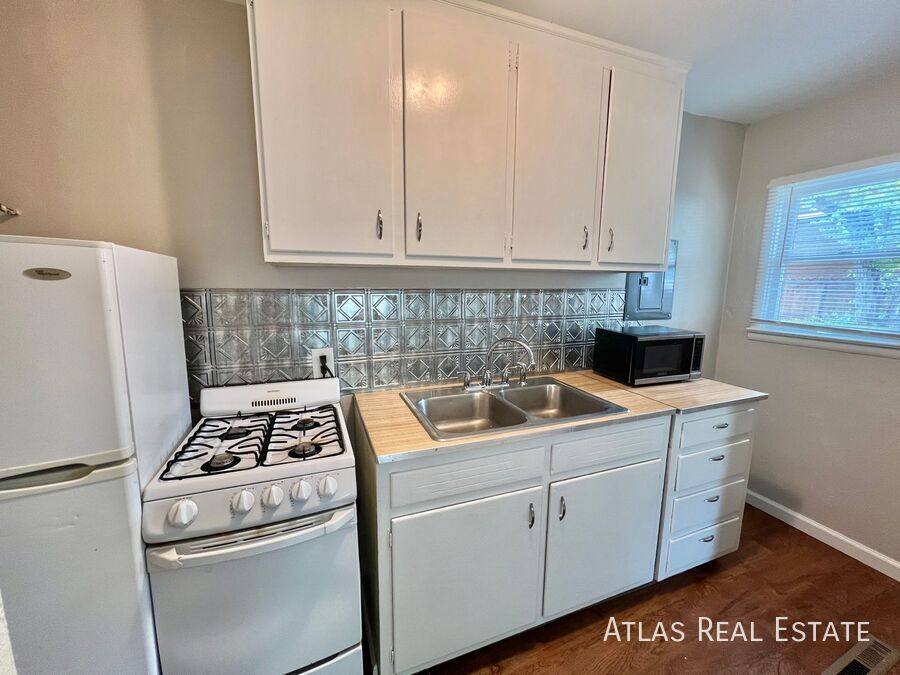 Townhouse for rent at 218 W Cheyenne Rd, Colorado Springs, CO 80906