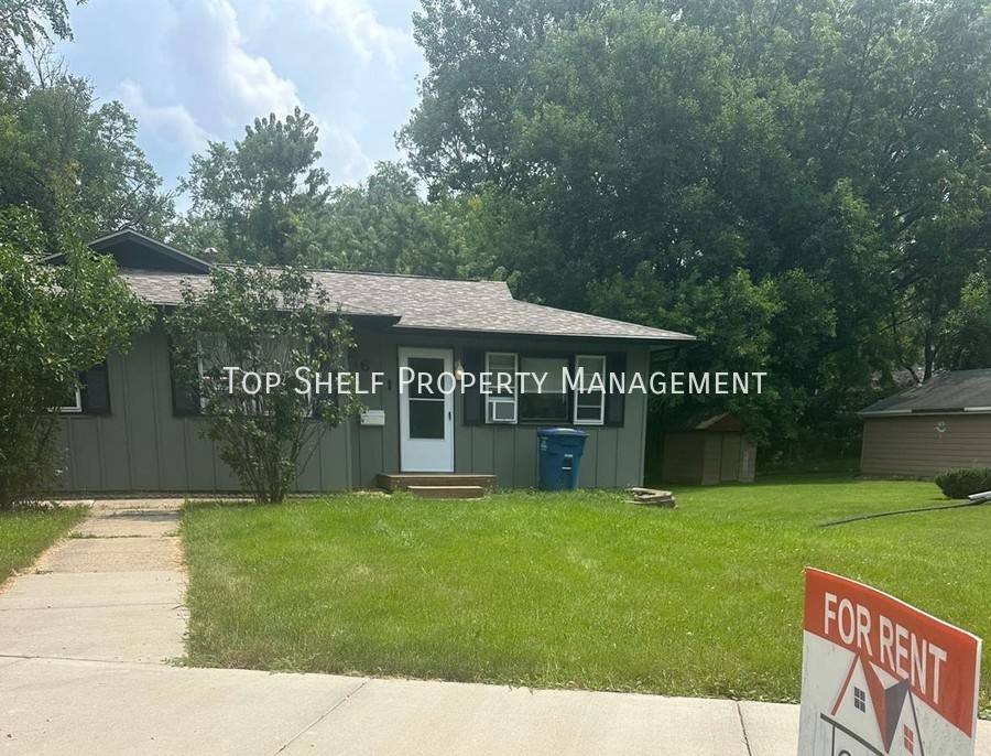 Apartment for rent at 2611 27th Place, Des Moines, IA 50309