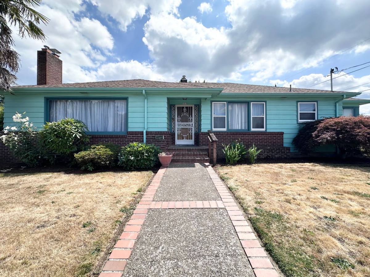 House for rent at 1910 NE Cramer St, Portland, OR 97211