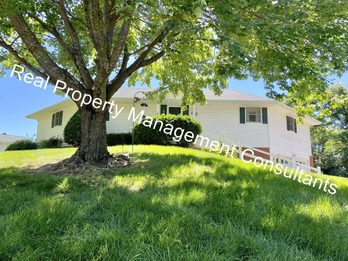 House for rent at 2428 Little Blue Court, Liberty, MO 64068