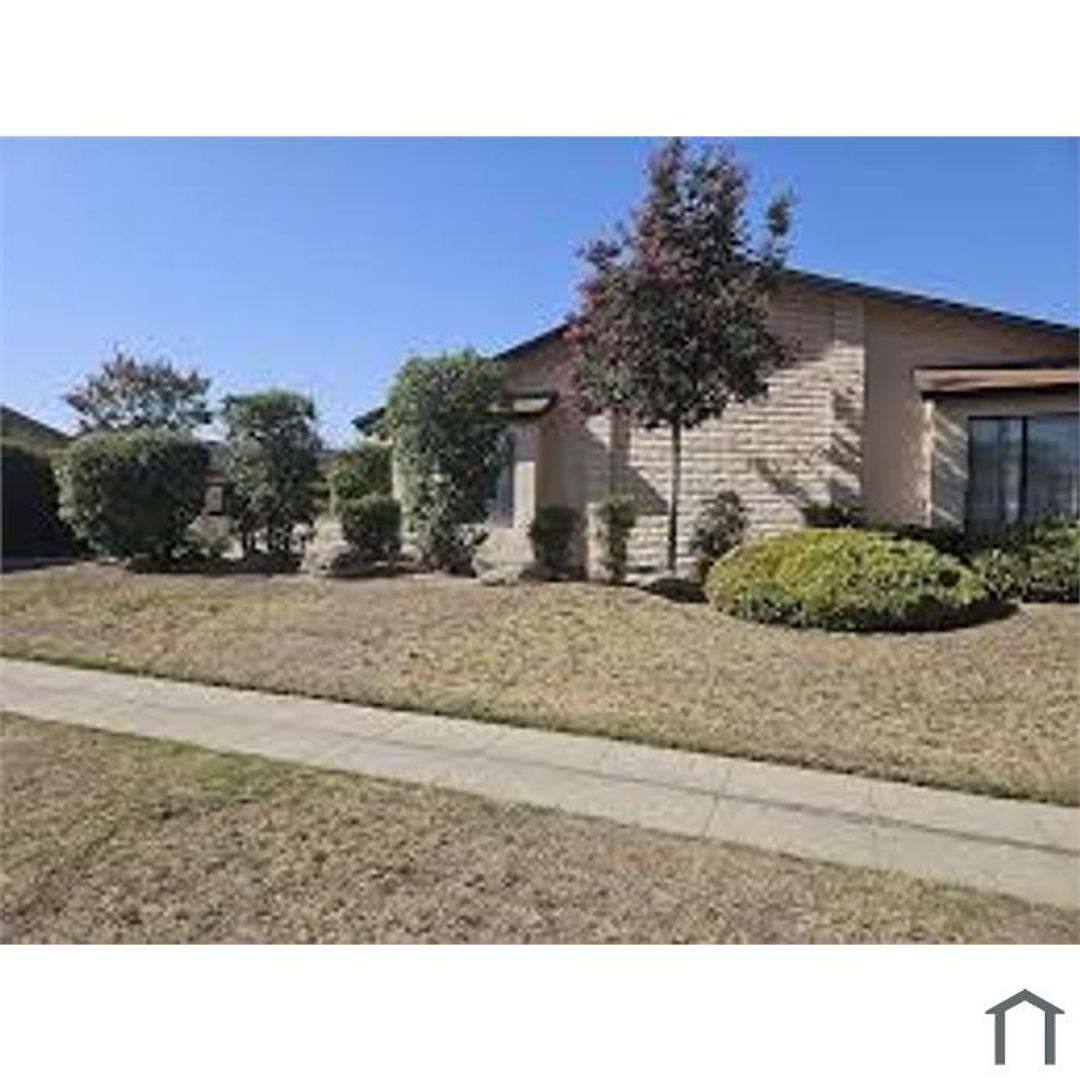 Apartment for rent at 3839 E Hampton Way, Fresno, CA 93726
