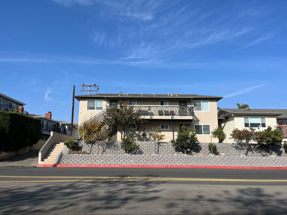 House for rent at 225 Atlanta Ave, Huntington Beach, CA 92648