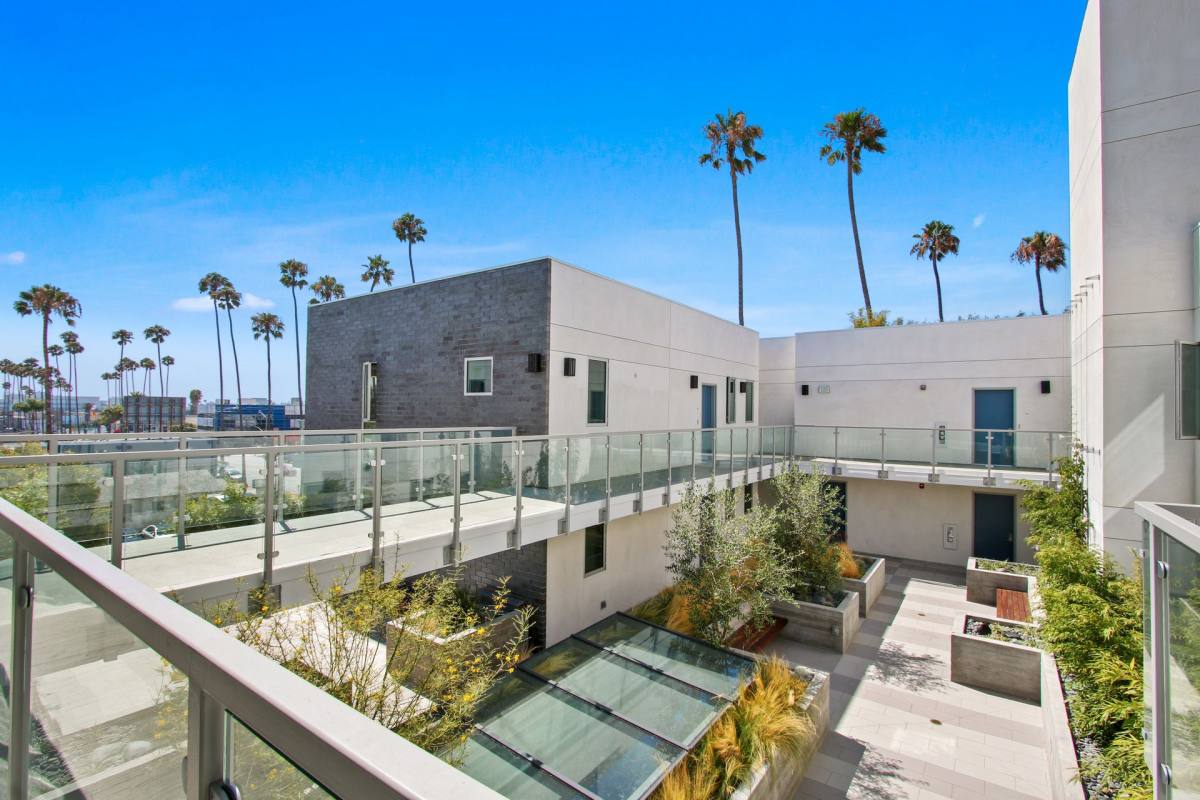 Apartment for rent at 3008 Santa Monica Blvd, Santa Monica, CA 90404
