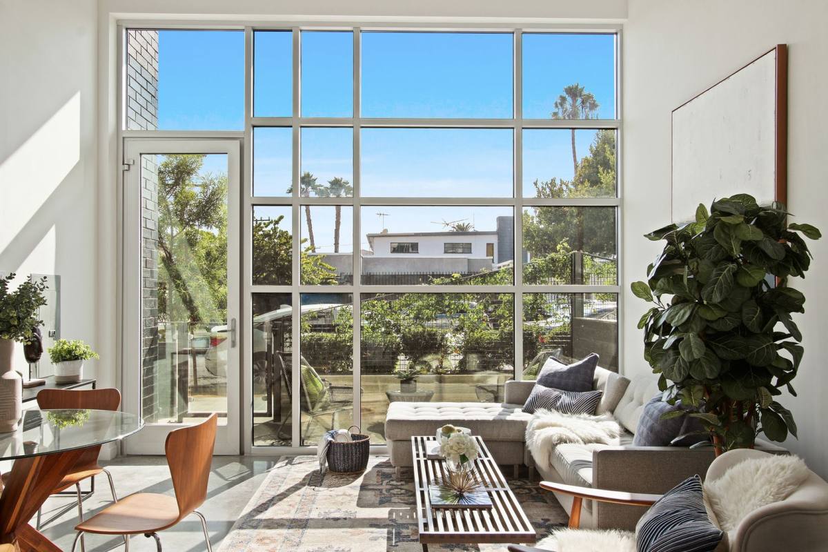 Apartment for rent at 3008 Santa Monica Blvd, Santa Monica, CA 90404