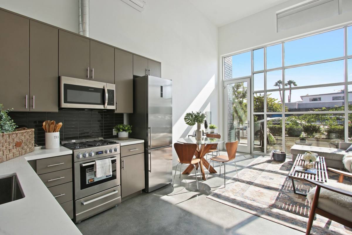 Apartment for rent at 3008 Santa Monica Blvd, Santa Monica, CA 90404