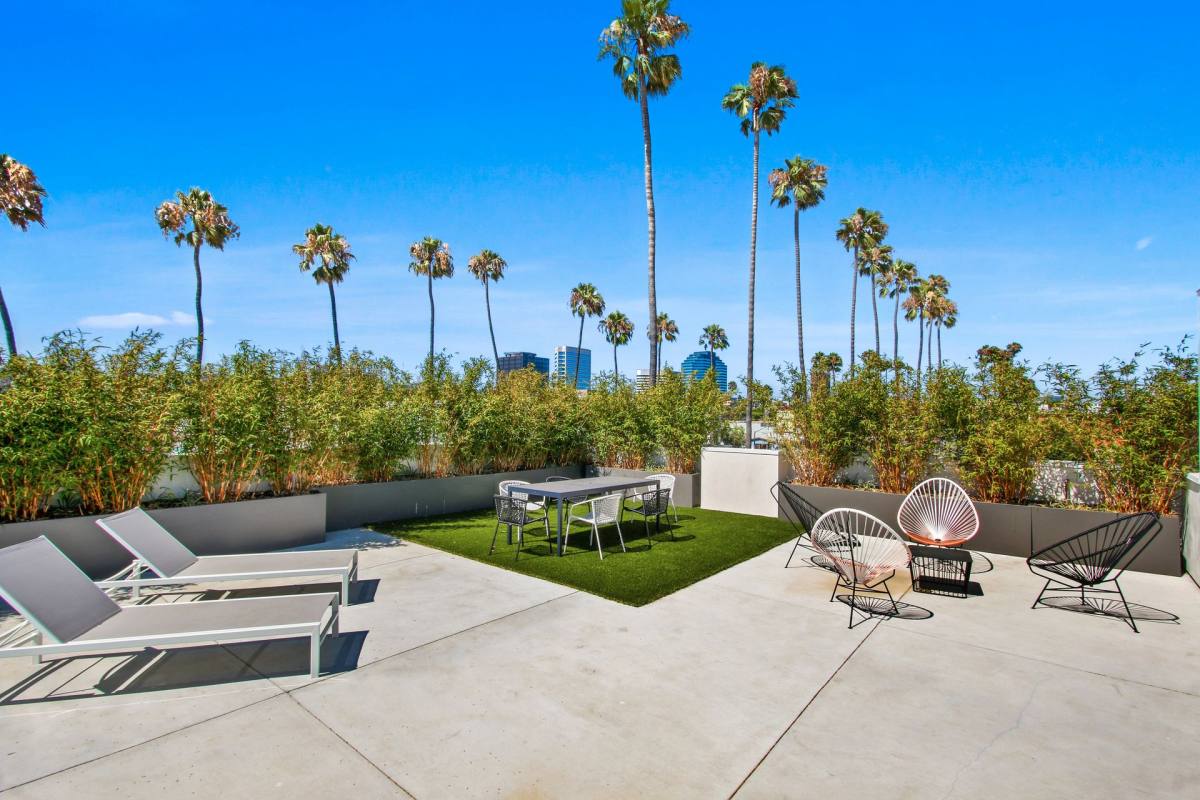 Apartment for rent at 3008 Santa Monica Blvd, Santa Monica, CA 90404
