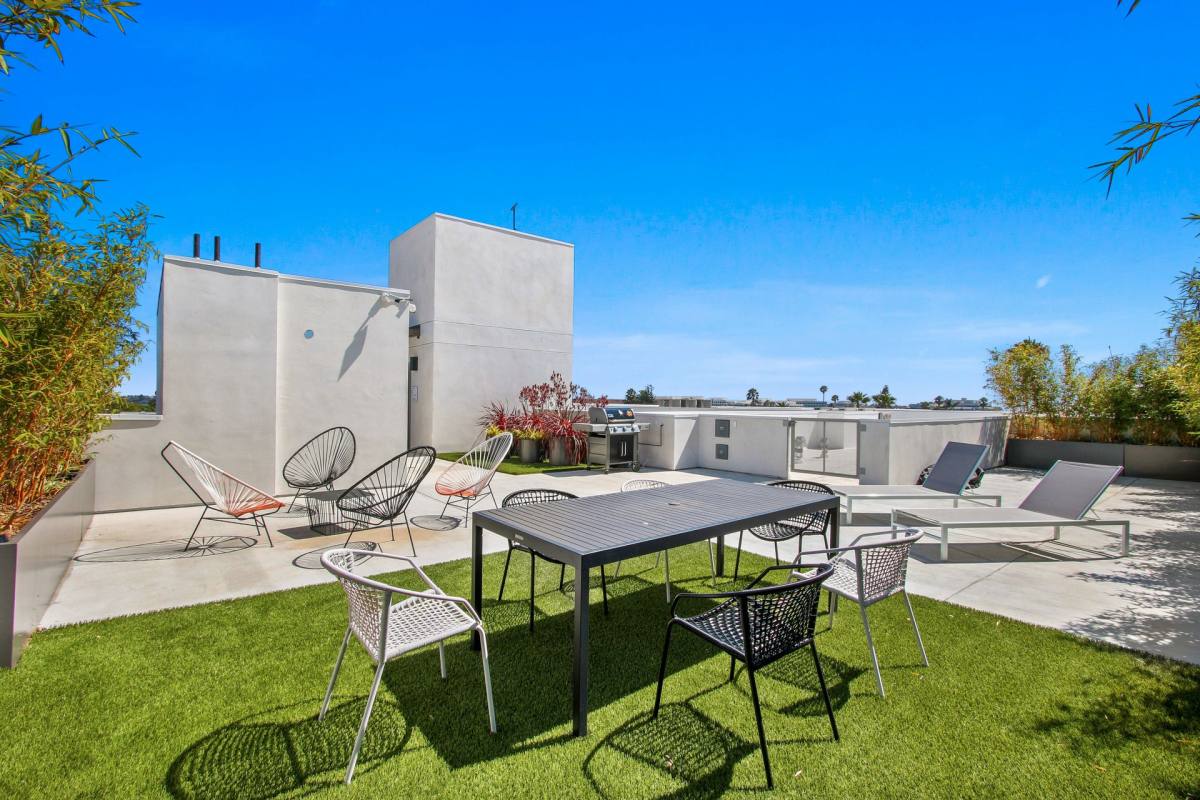 Apartment for rent at 3008 Santa Monica Blvd, Santa Monica, CA 90404