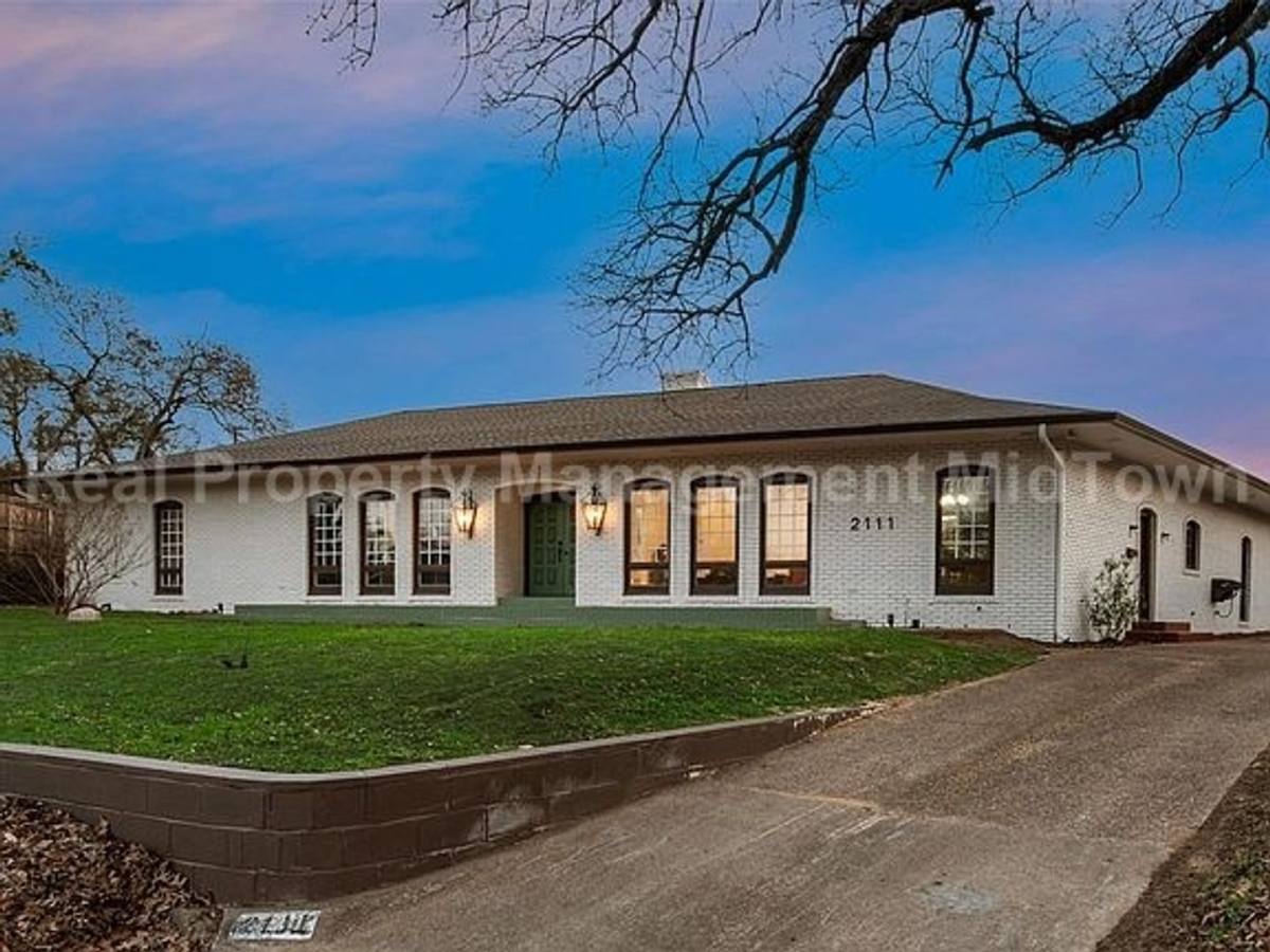 House for rent at 2111 Woodhaven Dr, Arlington, TX 76010