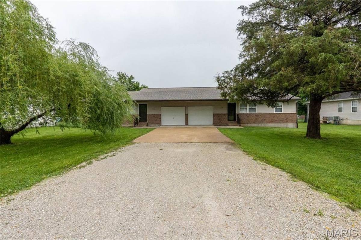 1136 Amanda St, Saint James, MO 65559