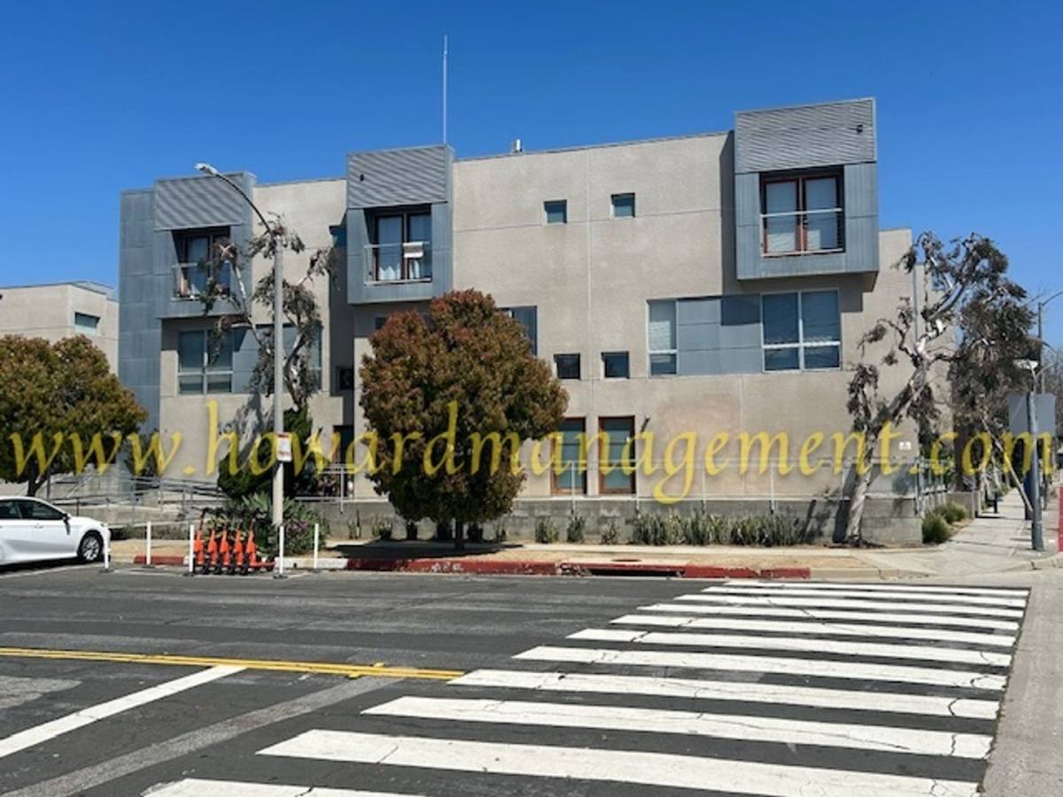 Apartment for rent at 1011 Pico Blvd, Santa Monica, CA 90405