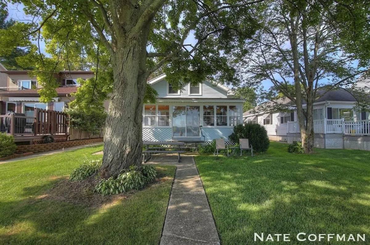 House for rent at 6894 Farrell Dr NE, Rockford, MI 49341