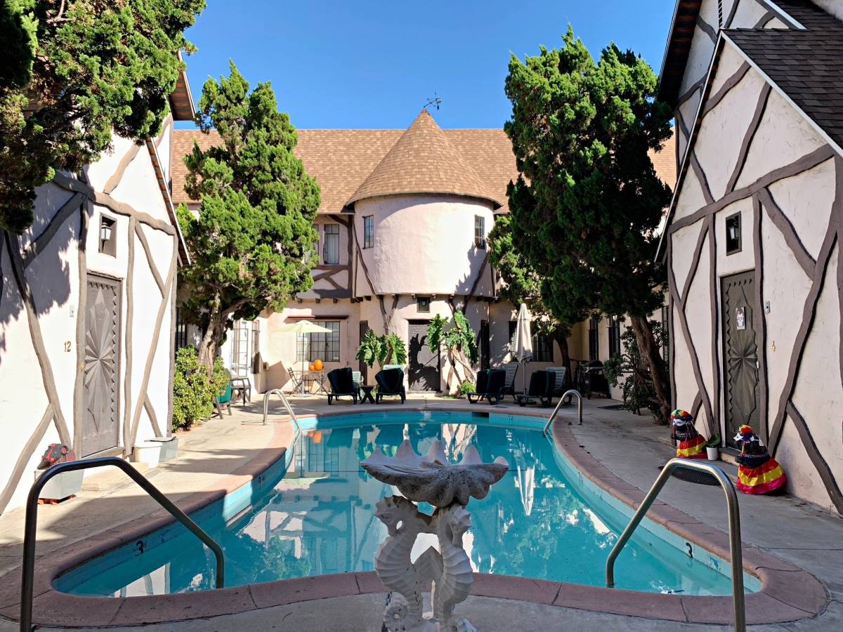 Apartment for rent at 620 N Sweetzer Ave #14, Los Angeles, CA 90048
