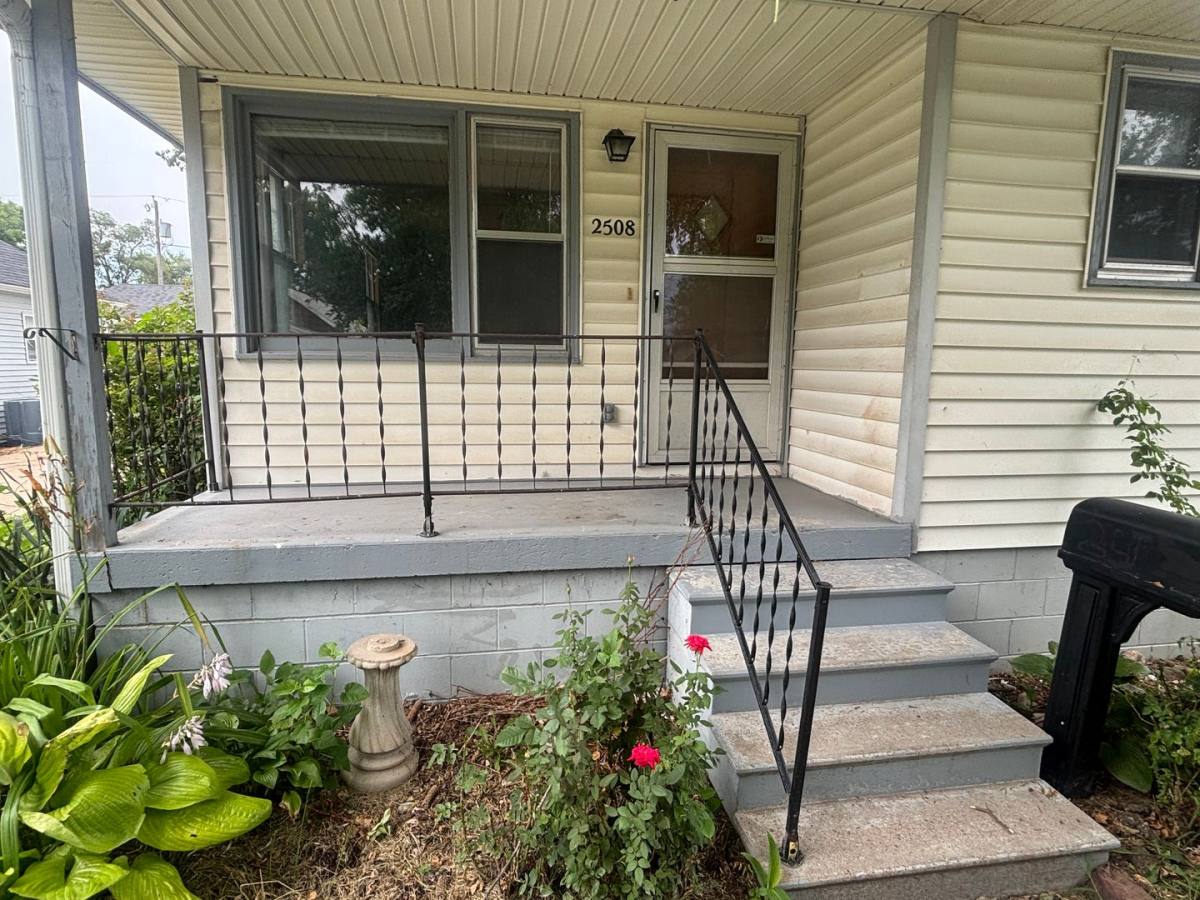 House for rent at 2508 Ave H, Council Bluffs, IA 51501