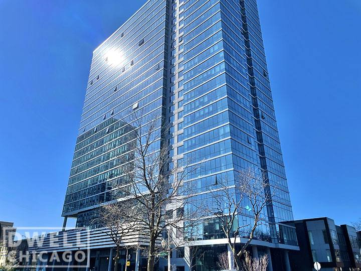 Apartment for rent at 811 W Agatite Ave, Chicago, IL 60640
