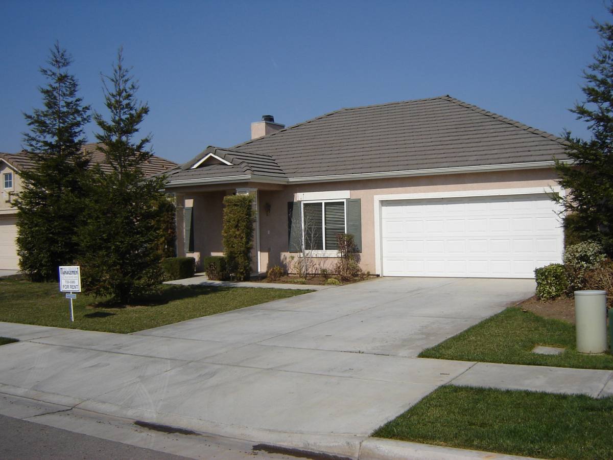 House for rent at 944 W Russell, Visalia, CA 93277