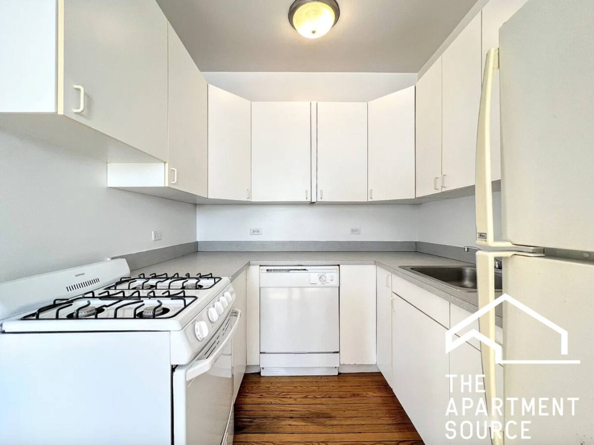 Apartment for rent at 816 W Waveland Ave, Chicago, IL 60613