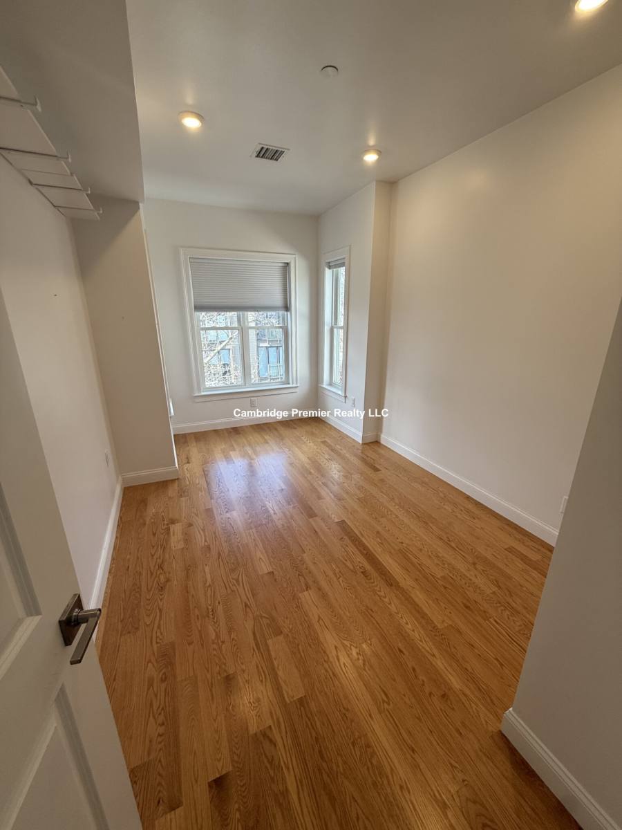 Apartment for rent at 6 Beech St #2, Cambridge, MA 02140
