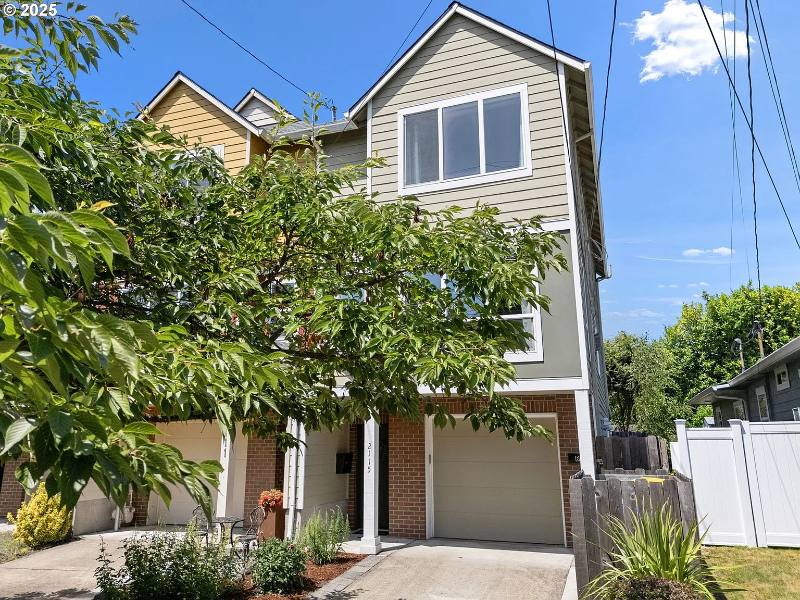 Townhouse for rent at 2115 SE Tenino St, Portland, OR 97202