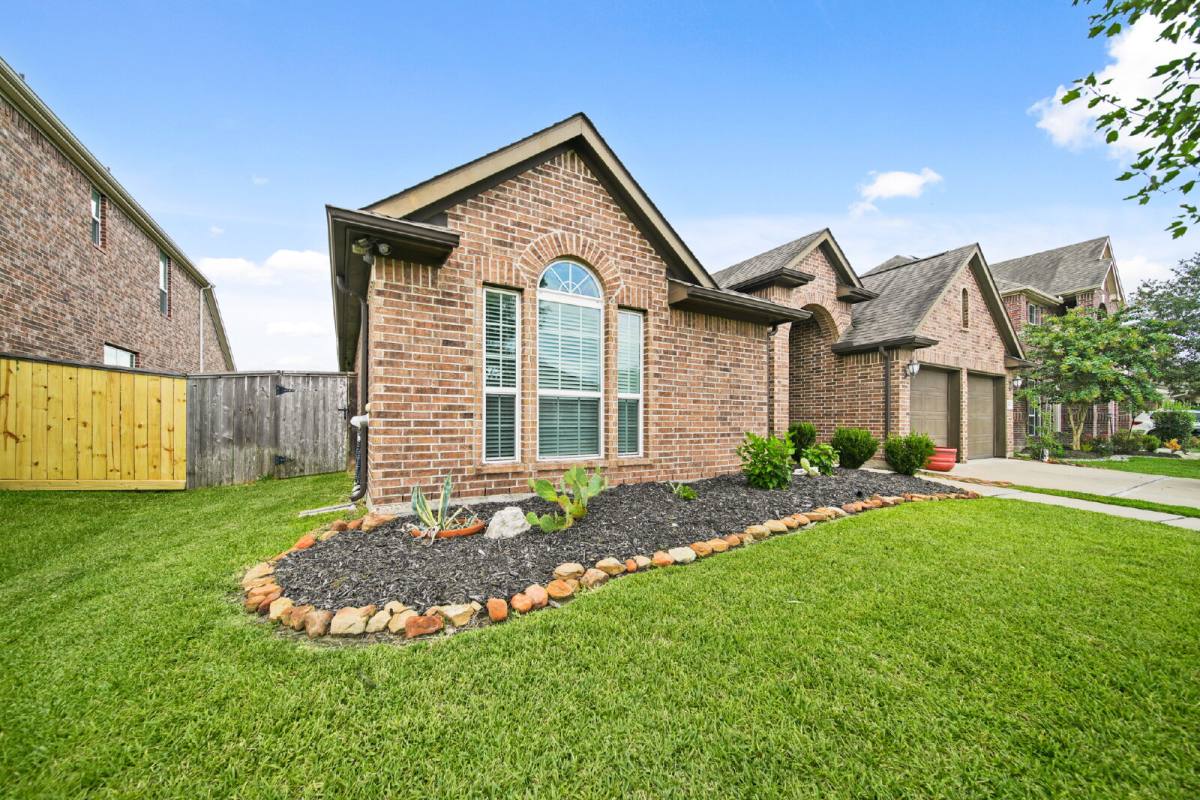 House for rent at 7413 Woodward Springs Dr, Pearland, TX 77584