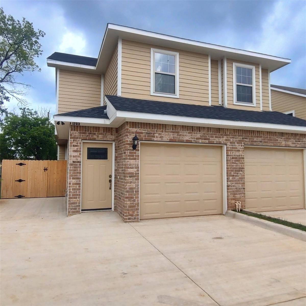 Townhouse for rent at 1703 Ash Crescent St, Fort Worth, TX 76104