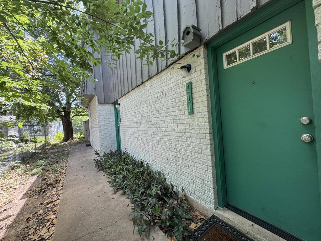 305 E Croslin St #111, Austin, TX 78752