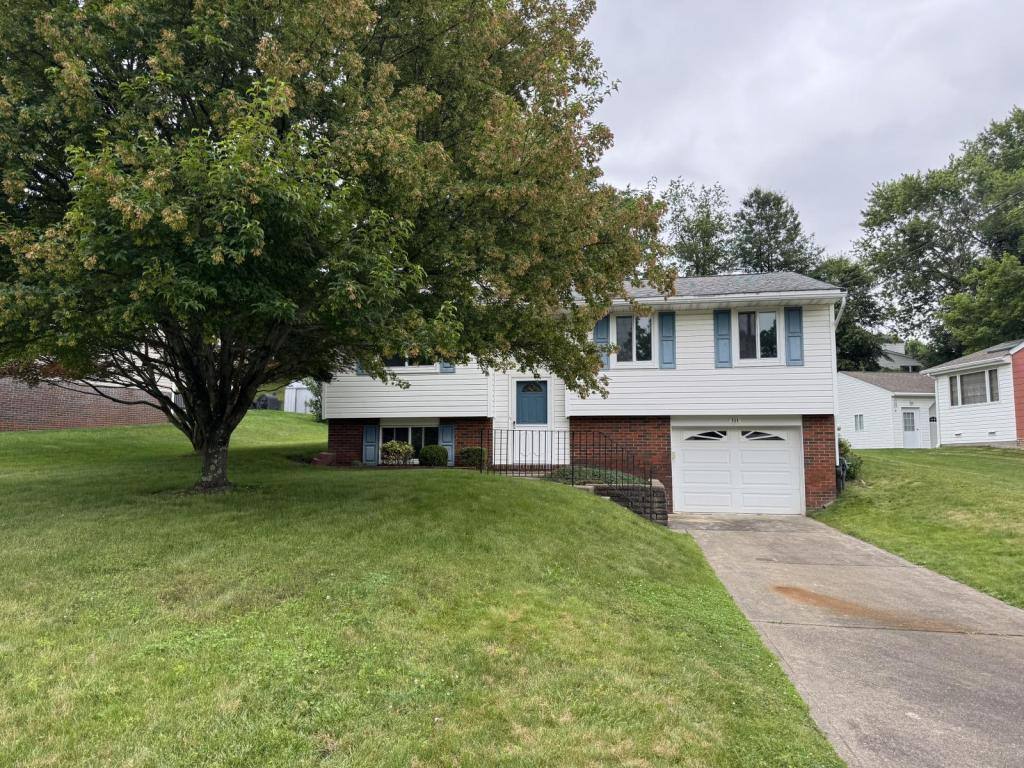 House for rent at 111 Treeview Dr, Coraopolis, PA 15108