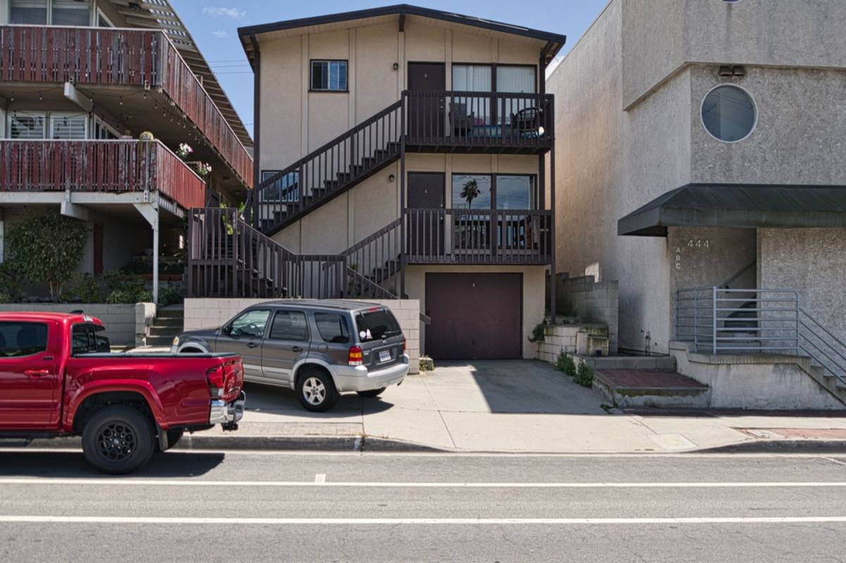 Apartment for rent at 448 Rosecrans Ave, Manhattan Beach, CA 90266