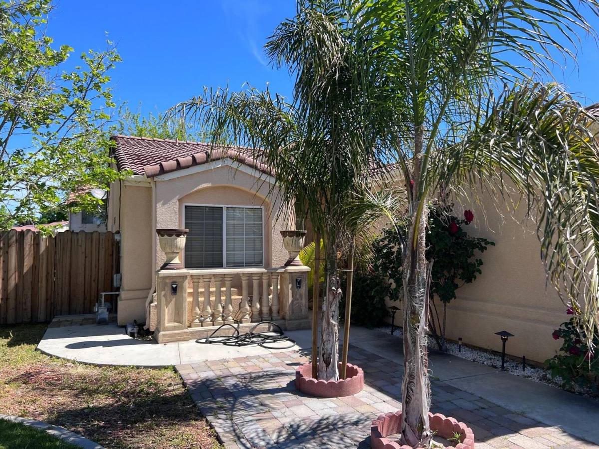 House for rent at 1860 College Greens Dr, Los Banos, CA 93635