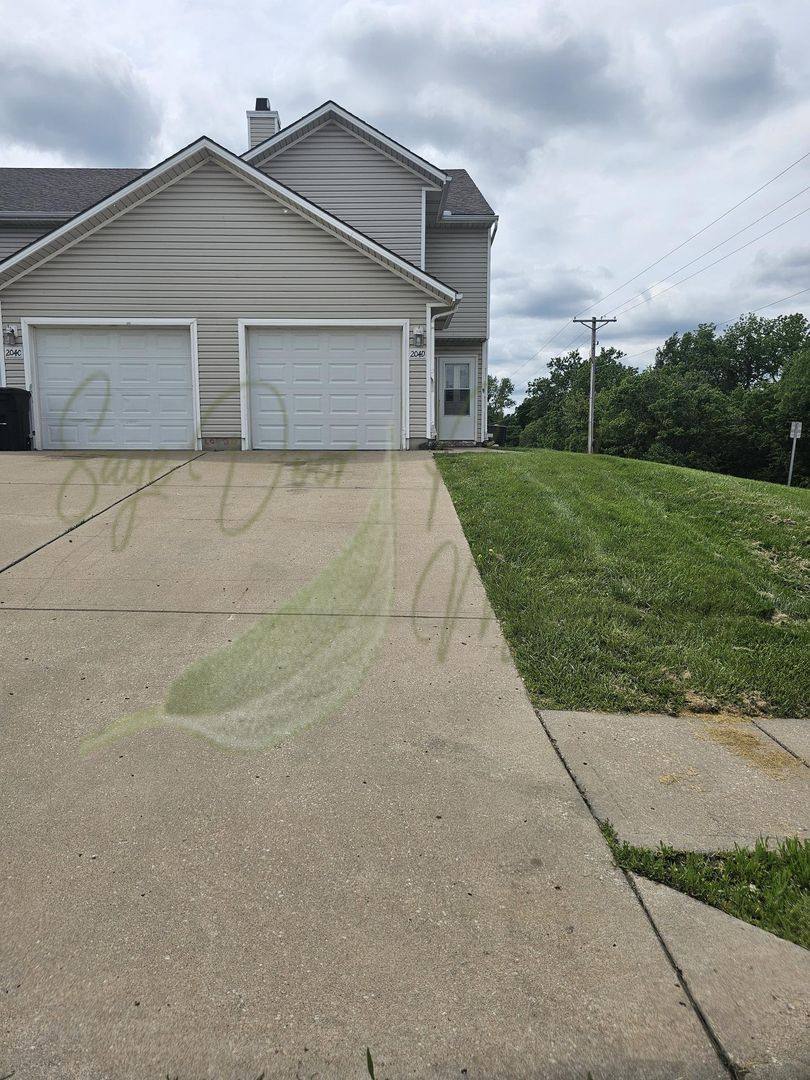 Apartment for rent at 204 NE Sunshine St, Oak Grove, MO 64075