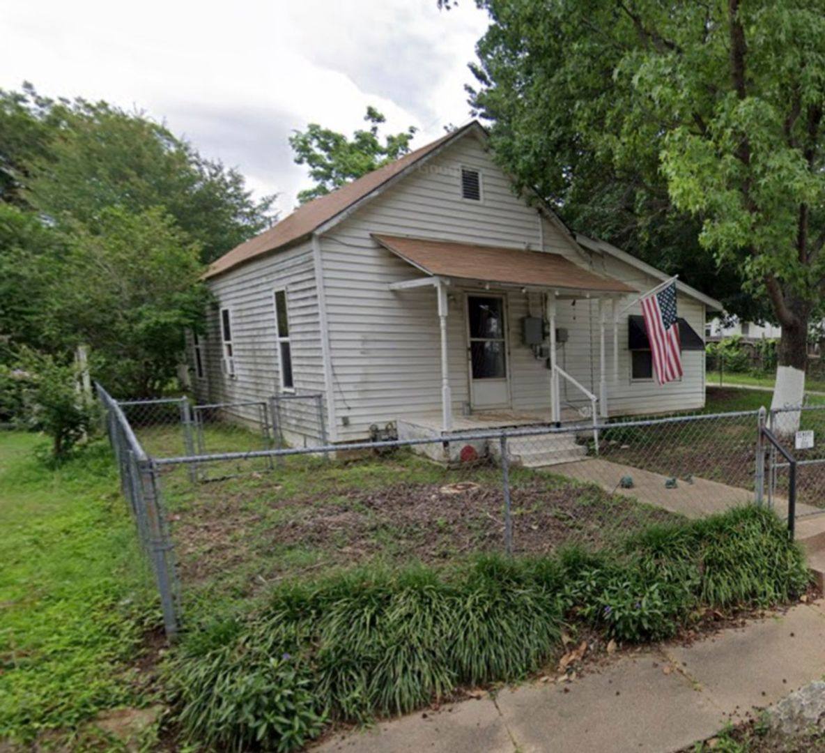 House for rent at 218 D St SE, Ardmore, OK 73401