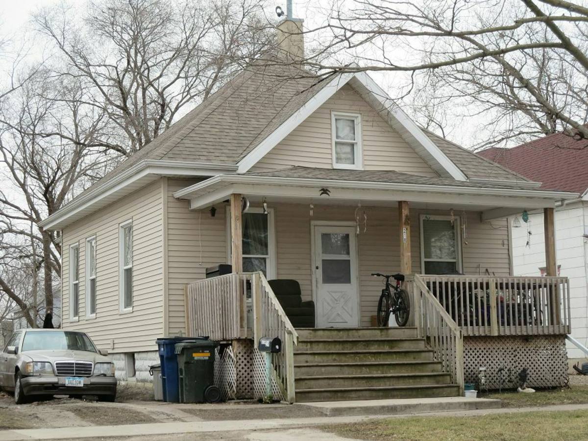 House for rent at 218 E 9th St, Waterloo, IA 50703
