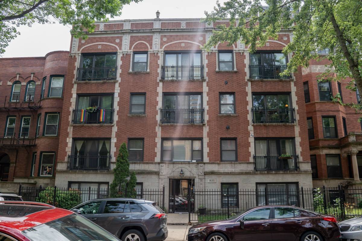 Apartment for rent at 931 W Leland Ave, Chicago, IL 60640